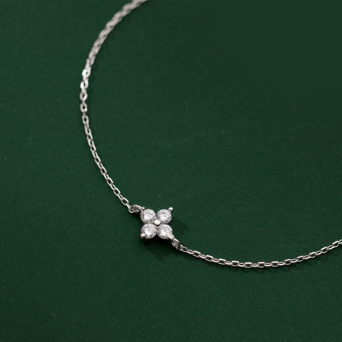 Elegant Four-Leaf Clover Bracelet for Women – Lucky Floral Charm Jewelry
