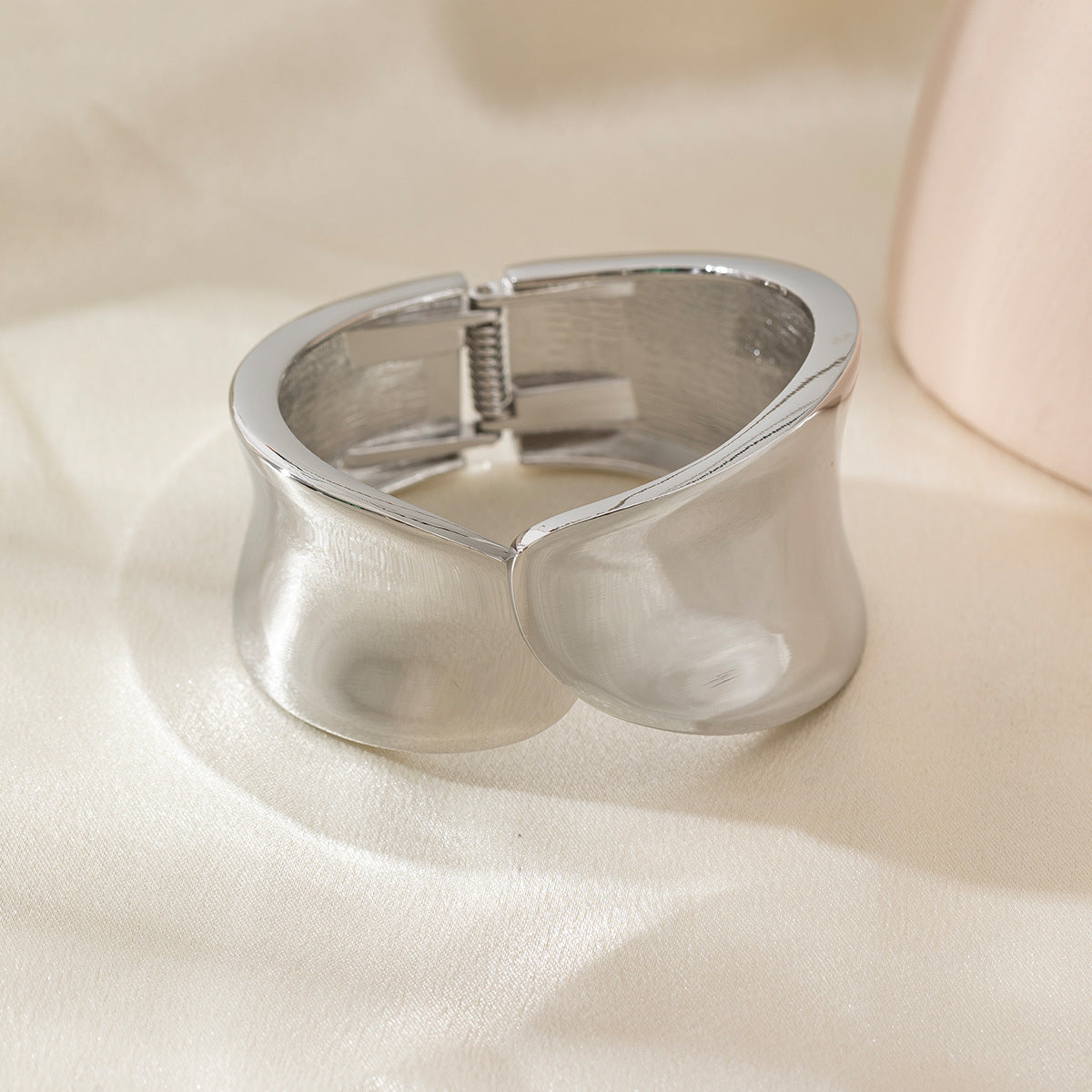 Personalized Hammered Gold Bracelet for Women – Unique Textured Jewelry