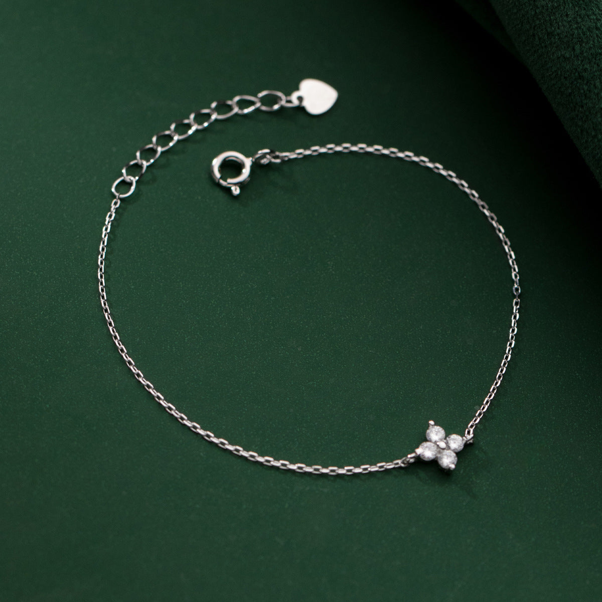 Elegant Four-Leaf Clover Bracelet for Women – Lucky Floral Charm Jewelry