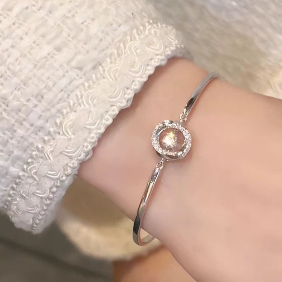 Mobius Three-Second Heart Bracelet for Women – Elegant Symbolic Jewelry