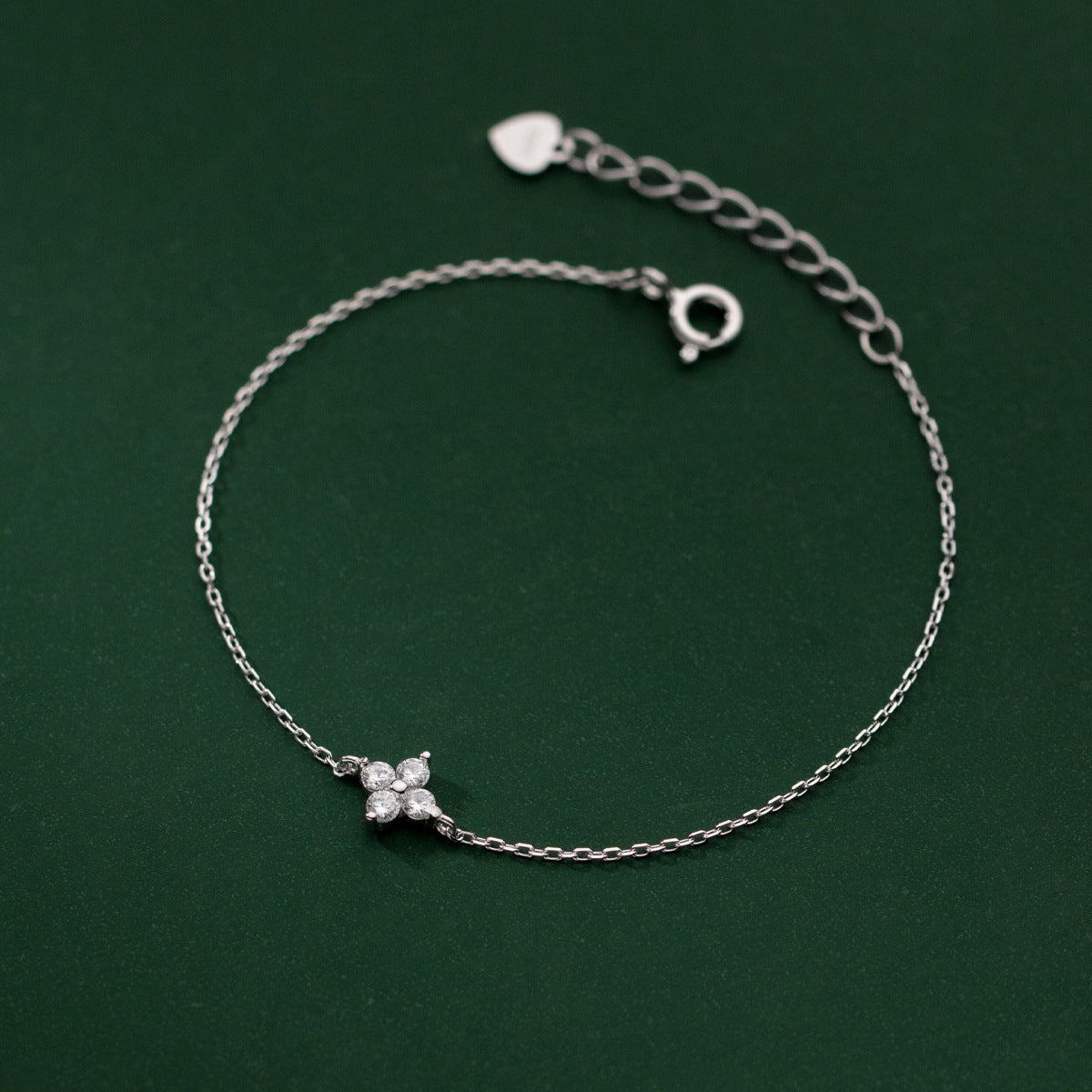 Elegant Four-Leaf Clover Bracelet for Women – Lucky Floral Charm Jewelry