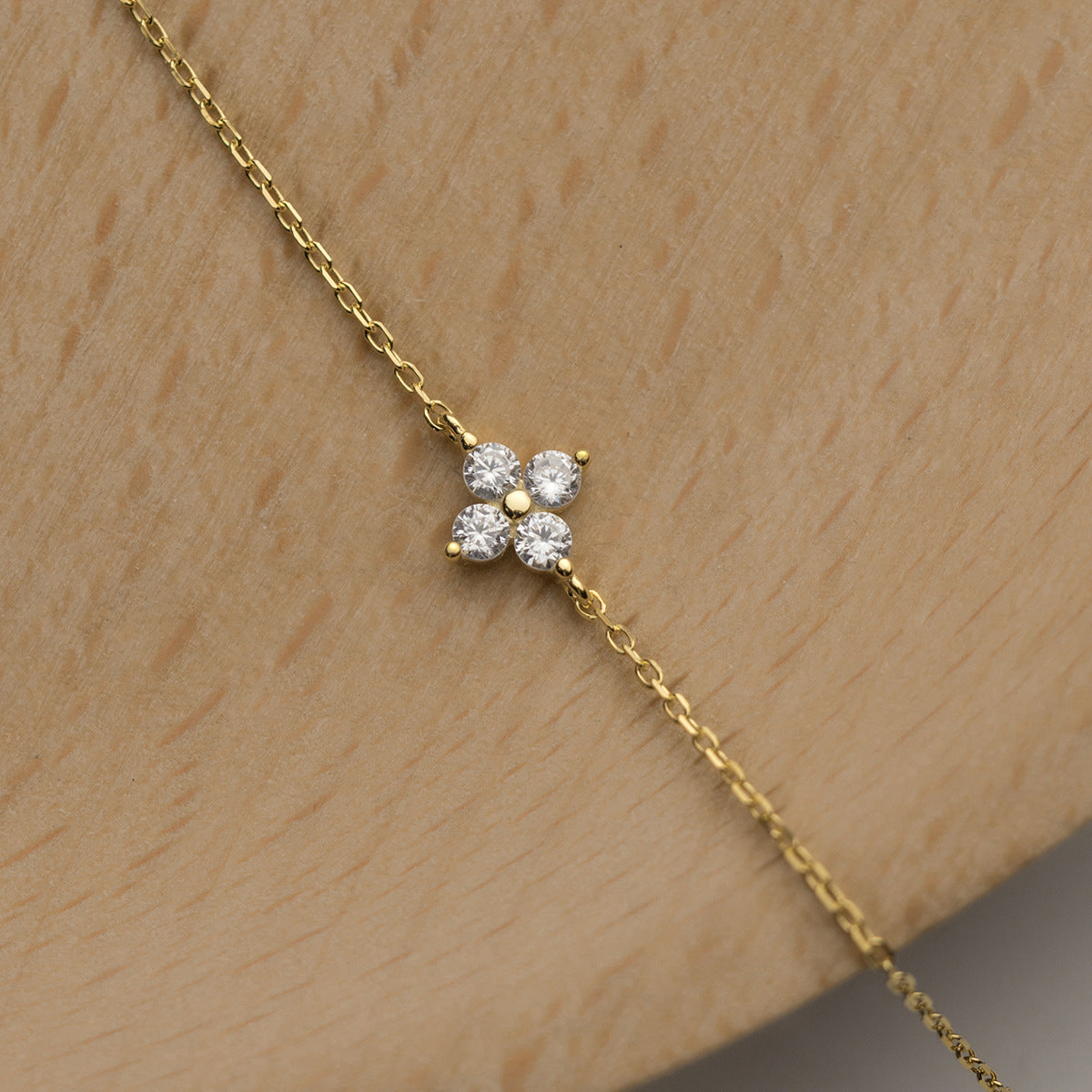 Elegant Four-Leaf Clover Bracelet for Women – Lucky Floral Charm Jewelry